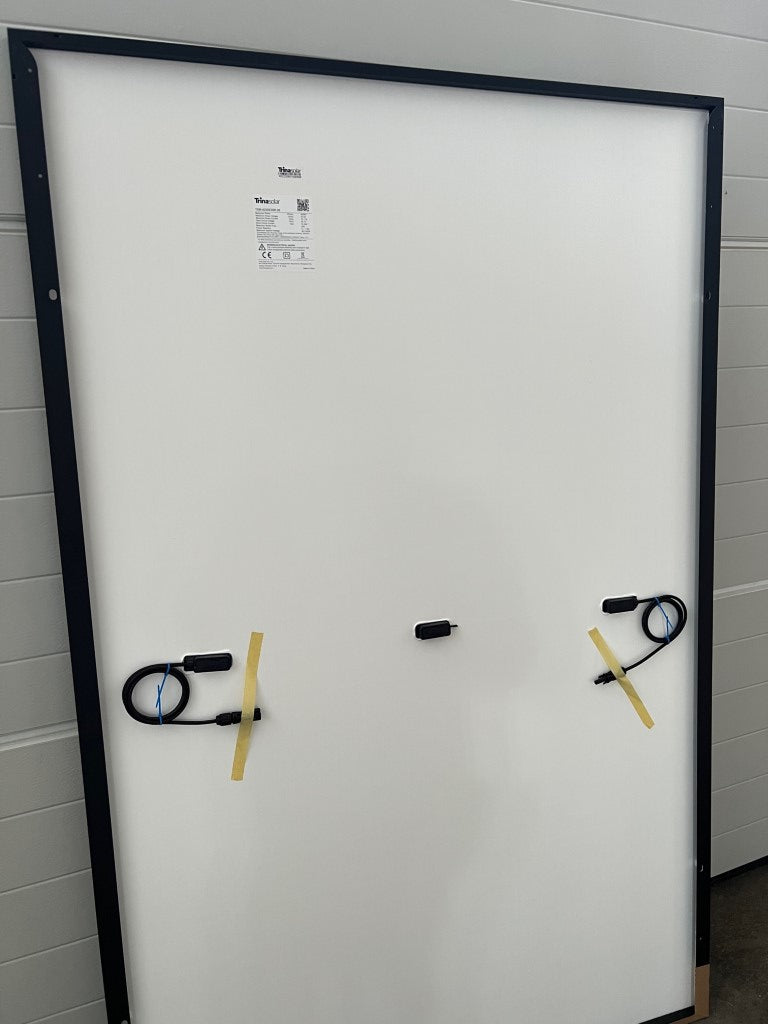 Doppelglas Trina Solar Solarmodul mit Anschlusskabeln und Etikett auf der Rückseite.