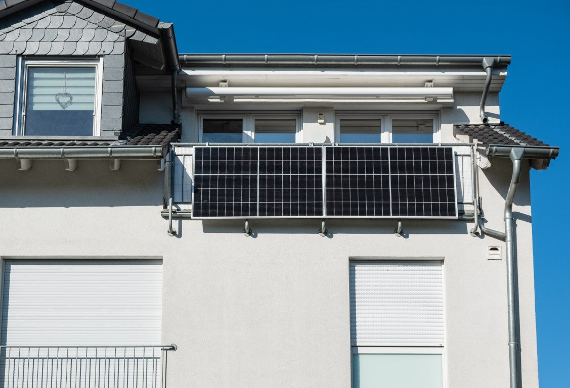 Solar Hook Premium Befestigungssystem Balkonkraftwerk (runde, senkrechte Geländerstäbe)