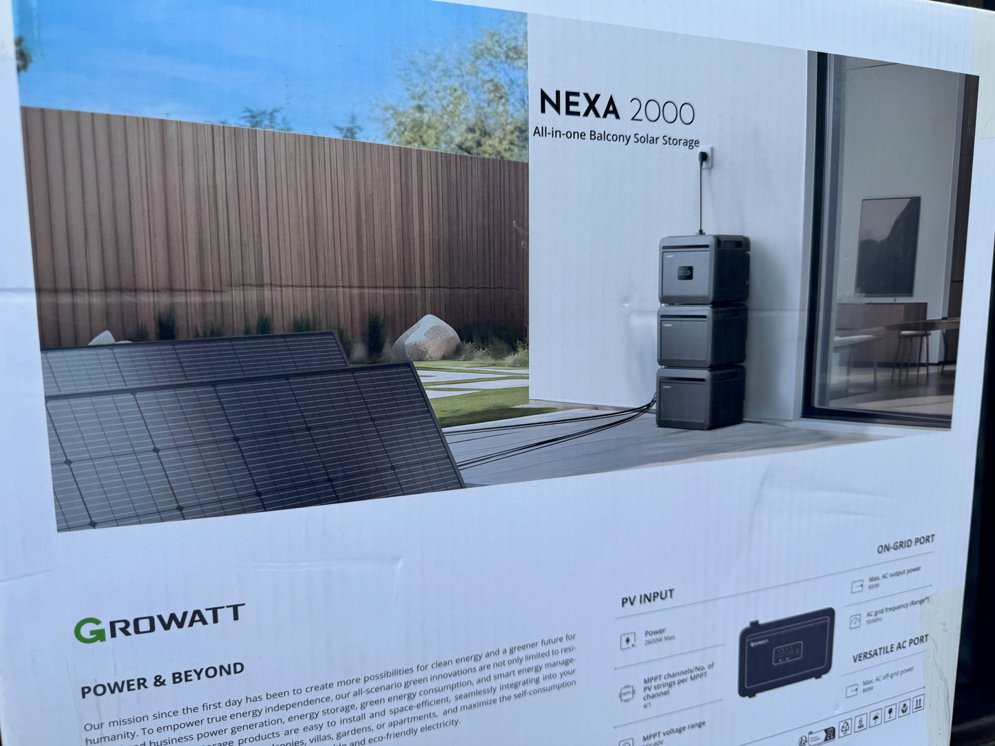 Growatt NEXA 2000 All-In-One Balkonspeicher with solar panels in a modern outdoor setting.