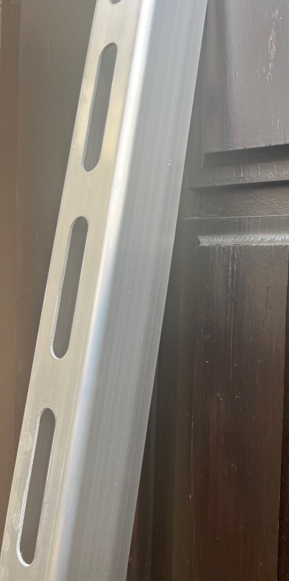 Solar Hook Premium Befestigungssystem Balkonkraftwerk (runde, senkrechte Geländerstäbe)