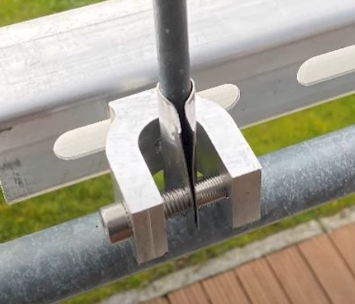 Solar Hook Premium Befestigungssystem Balkonkraftwerk (runde, senkrechte Geländerstäbe)