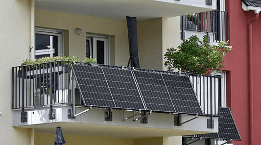 Balkon mit Solarpanelen zur Nutzung erneuerbarer Energien in urbanen Wohngebieten.
