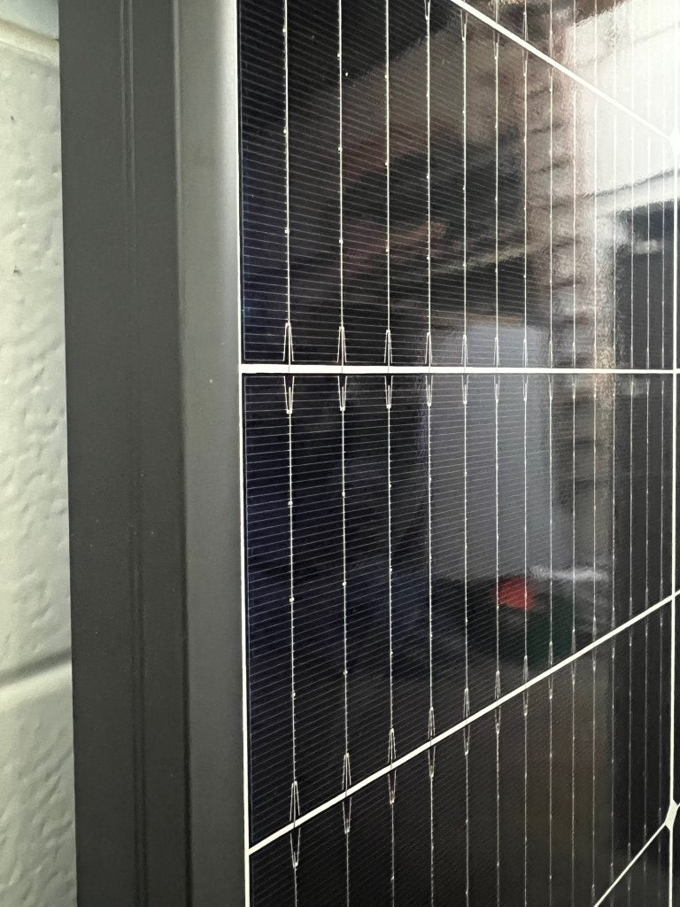 Nahaufnahme eines Trina Solar Dualglas-Solarmoduls mit schwarzem Rahmen.