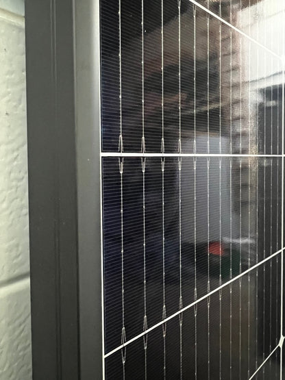 Nahaufnahme eines Trina Solar Dualglas-Solarmoduls mit schwarzem Rahmen.